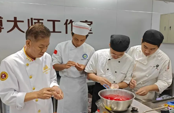 煙火藝術(shù)|粵菜大師引領(lǐng)工貿(mào)學(xué)子烹飪課堂，激發(fā)無(wú)限創(chuàng)意